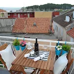 Optimist Apartment *